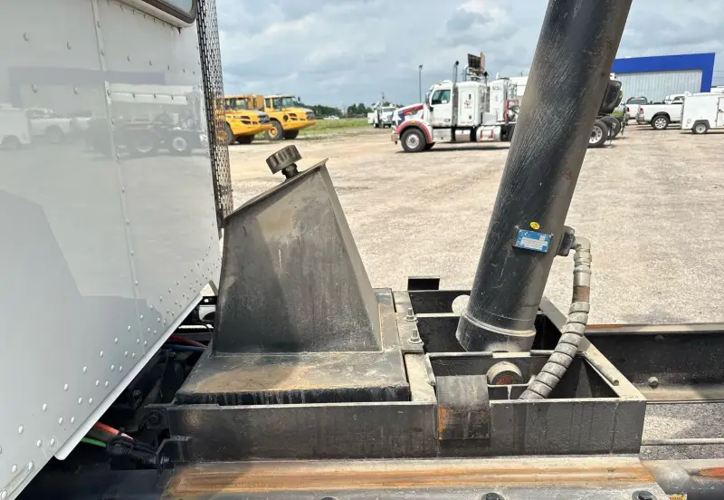 2018 Peterbilt 348 photo 23