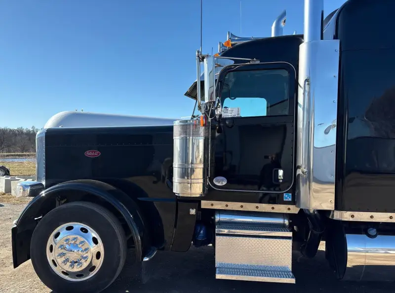 2022 Peterbilt 389 photo 9