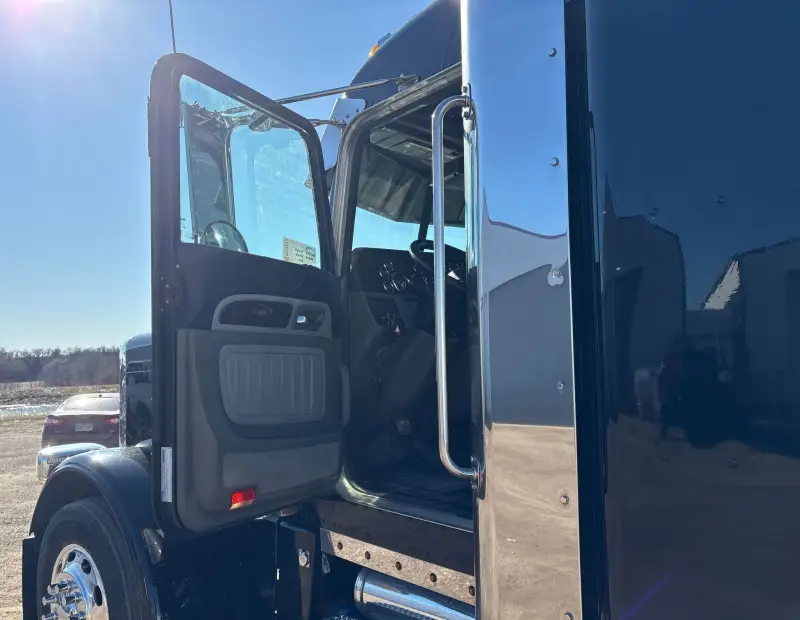 2022 Peterbilt 389 photo 86