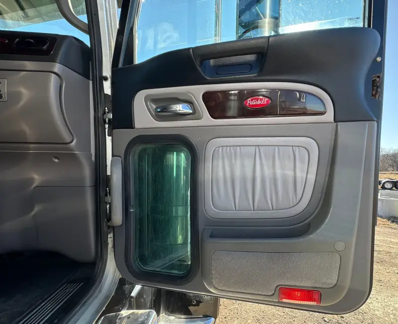 2022 Peterbilt 389 photo 114